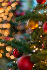 Fototapeta na wymiar Christbaumkugeln am Weihnachtsbaum zu Weihnachten