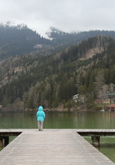 Ein Mädchen beobachtet den See in Mariazell in Österreich
