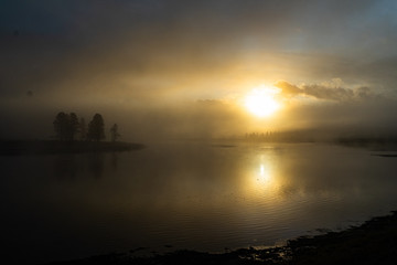 Fototapeta na wymiar Morgendlicher Nebel am Yellowstone River