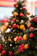 Fototapeta na wymiar Christbaumkugeln am Weihnachtsbaum zu Weihnachten