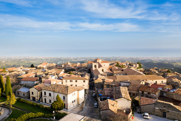 Borgo di Gerace, in Calabria. Vista aerea con drone della città delle case e delle chiese.