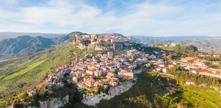 Borgo di Gerace, in Calabria. Vista aerea con drone della citt&agrave; delle case e delle chiese.