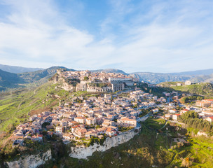 Fototapeta na wymiar Borgo di Gerace, in Calabria. Vista aerea con drone della città delle case e delle chiese.