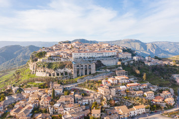 Fototapeta na wymiar Borgo di Gerace, in Calabria. Vista aerea con drone della città delle case e delle chiese.