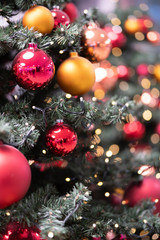 Christbaumkugeln am Weihnachtsbaum zu Weihnachten