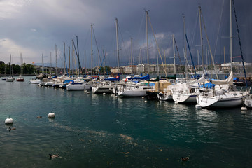 Fototapeta na wymiar Jour d'orage au port de Genève