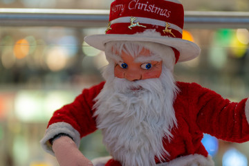 Weihnachtsmann vor Weihnachtsbaum