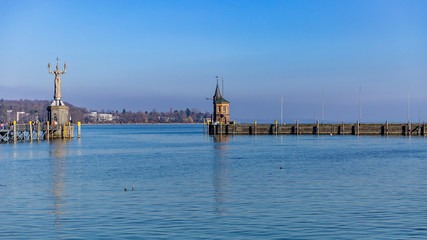 Fototapeta na wymiar Statue der Imperia im Hafen von Konstanz und altem Leuchtturm