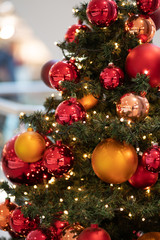 Christbaumkugeln am Weihnachtsbaum zu Weihnachten