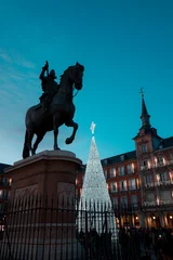 Tuinposter Madrid, bronze statue of King Philip III and illuminated christmas tree in Plaza Mayor. © tanaonte