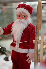 Weihnachtsmann vor Weihnachtsbaum