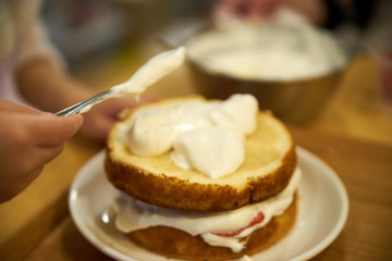 手作りケーキ・生クリーム・塗る・アップ