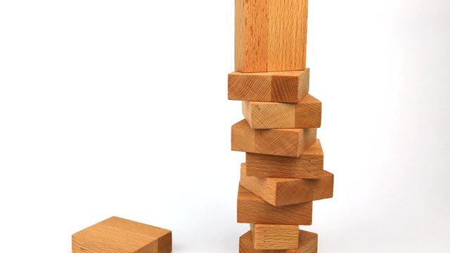 Turm mit Holzkl&ouml;tzen