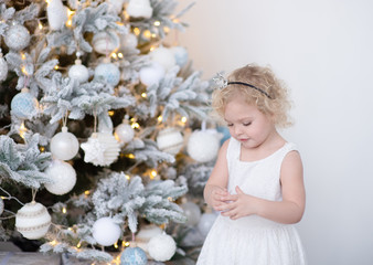 Obraz na płótnie Canvas little girl near Christmas tree