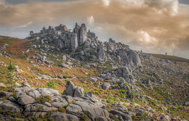 Serra portuguesa com pedras aglomeradas na montanha