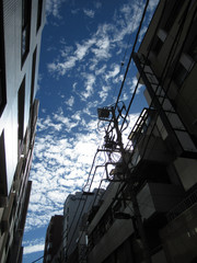 ビルの谷間から覗く青空