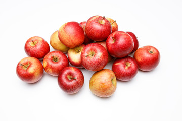 Fototapeta na wymiar Frische rote Äpfel gestapelt auf grauen Hintergrund von oben