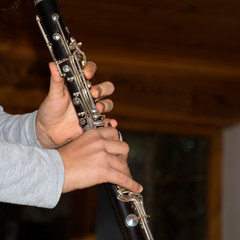 Fototapeta premium Manos de chica tocando el clarinete / Girl hands playing the clarinet