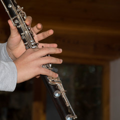 Manos de chica tocando el clarinete / Girl hands playing the clarinet