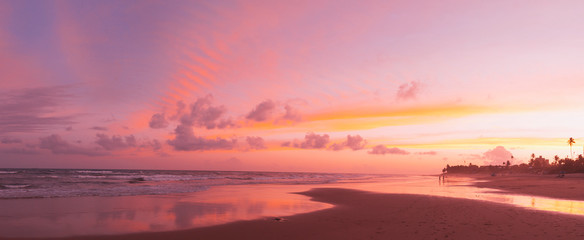 hermosa playa en el atardecer con colores espectaculas mar y nubes