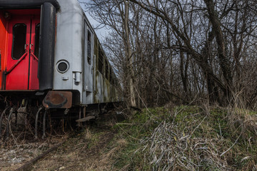 verlassener waggon im wald