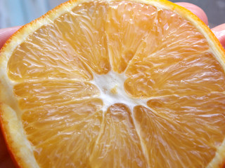 апельсин в срезе, в  режиме макро 