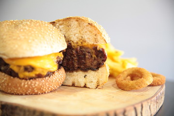 hamburger, cheeseburger anda potatoes