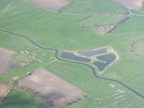 Flachland mit Fluss