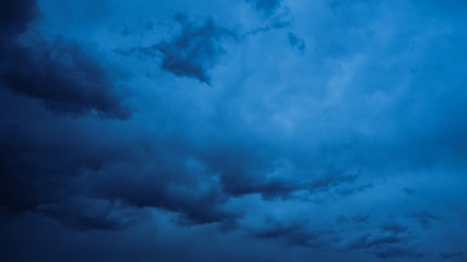 Ciel chaotique, front chaud en approche