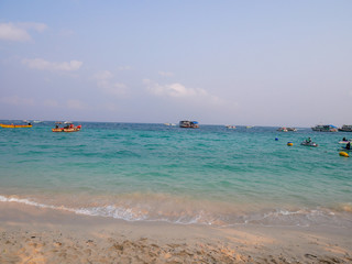 Obraz premium The clear blue sea has a boat in the sea of ​​Koh Lan, Chon Buri, Thailand.