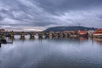 Obraz premium Charles Bridge over Vltava river in Prague