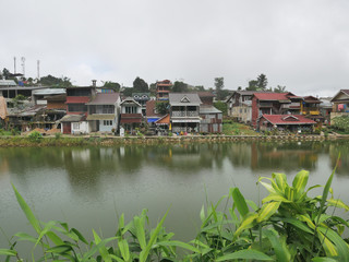 Obraz premium houses on bank of the river