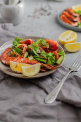 grill shrimps, fresh salad, olive oil sauce