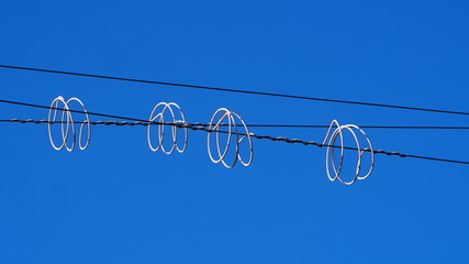 Anillos de Protección eléctrico reflejados por el sol, Lérida, Cataluña, España