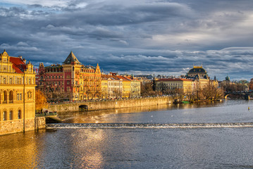 Obraz premium view of beautifully illuminated coastline from buildings in prague