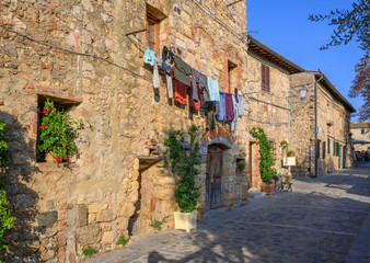 Fototapeta na wymiar typische italienische Stadtszene in Monteriggioni, Toskana, Italien