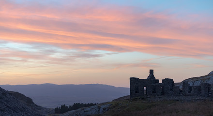 Obraz premium Abandoned slate building, blaenau Ffestiniog, Snowdonia.