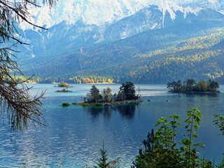 Fototapeta premium Eibsee mit Zugspitzpanorama und kleinen Inseln im Herbst, Bayern