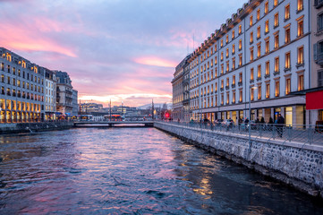 Naklejka premium Genève centre au crépuscule