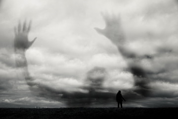Große Gespenster Gestalt im Hintergrund von Wolken - obrazy, fototapety, plakaty