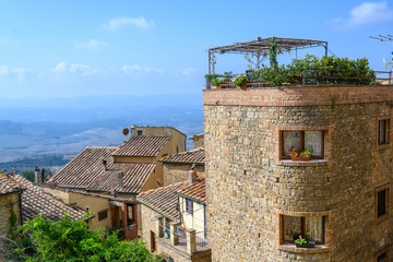 Wohngebäude mit Aussicht in Volterra, Toskana, Italien