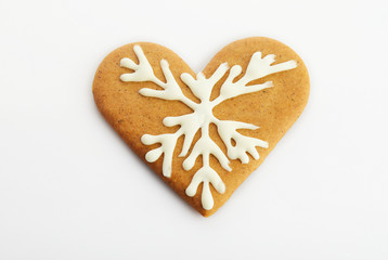 Obraz na płótnie Canvas Heart shaped gingerbread cookie isolated on a white background.