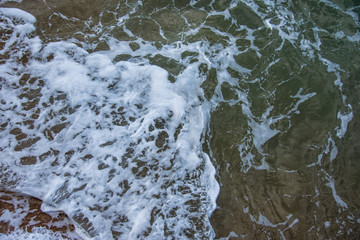 Mouvement de l'eau près de la côte. Gros plan pour texture