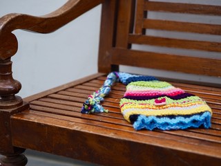 Obraz na płótnie Canvas knit elf hat on a wooden bench 