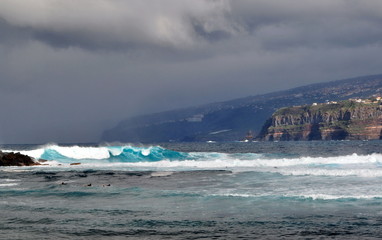 Brandung an der Nordküste von Teneriffa mit schwarzen Lavafelsen