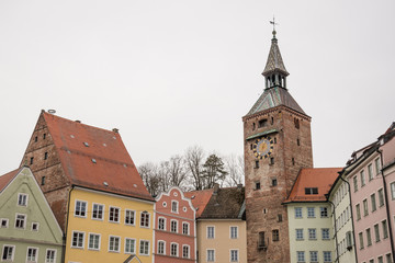 Altstadt mit bunten Häusern und dem Schmalzturm in Landsberg am Lech
