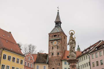 Fototapeta na wymiar Maria Immaculata vor dem Schmalzturm in der Altstadt von Landberg am Lech