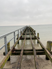 Fototapeta premium Nordseeküste Strand Meer und Bootssteg