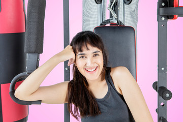 Obraz premium Beautiful woman posing on a gym equipment