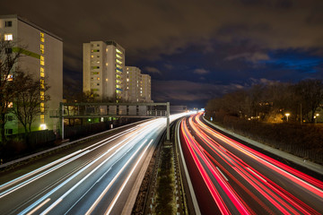 Fototapeta na wymiar Autobahn A96 München bei Nacht mit Lichtspuren - Lindau, Verkehr 